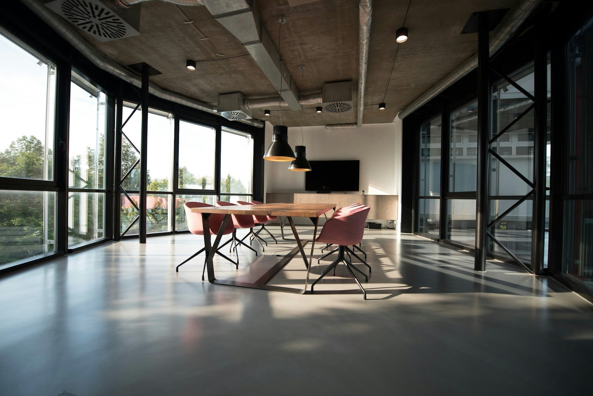Sala de juntas moderna lista para equipar con dispositivos Neat